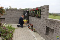 Секретар Южноукраїнської міської ради Олександр АКУЛЕНКО поклав квіти до меморіальних дошок та пам’ятного знаку «Незламні духом»