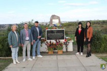 Ушанування пам'яті до пам’ятного знаку «Жертвам нацистської Німеччини і Румунії, невинно убитих дітей, чоловіків та жінок»