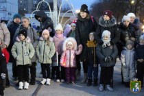 У День Святого Миколая у Южноукраїнській міській територіальній громаді відкрили новорічні ялинки.