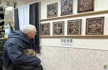 Атомник з творчою душею. В Южноукраїнську відкрили виставку різьбярських робіт інженера-програміста ВП ПАЕС